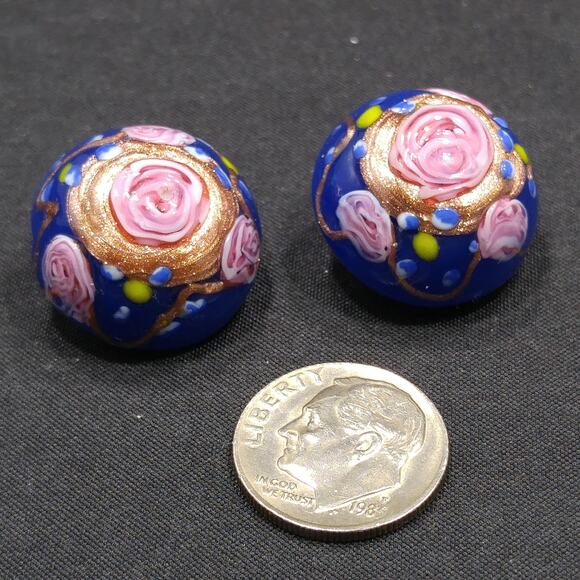Vintage 1940s Italian Wedding Cake Rose Clip Earrings, Dark Blue Pink Roses - Picture 8 of 10